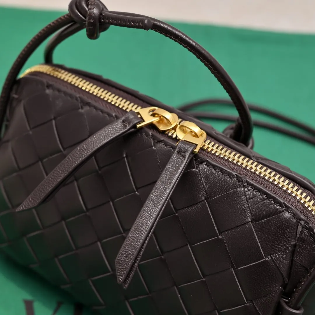 Batch 1260 #Bv The new Concert pouch is the most beautiful and practical mini bag I have ever seen 🎈 The bag body adopts the classic lntrecciato weaving process✅ It is equipped with a leather double-headed zipper, the opening is wide, easy to take and put, the shoulder strap knot can be slid to adjust the length freely, that is, 🉑️crossbody/underarm, and can be used as a clutch bag. Small body, large capacity, so practical! The key is that it is extremely versatile! Come and buy this small, exquisite, beautiful and versatile bag 👍 Model: 4258 Size: 18.5*11.5*8.5